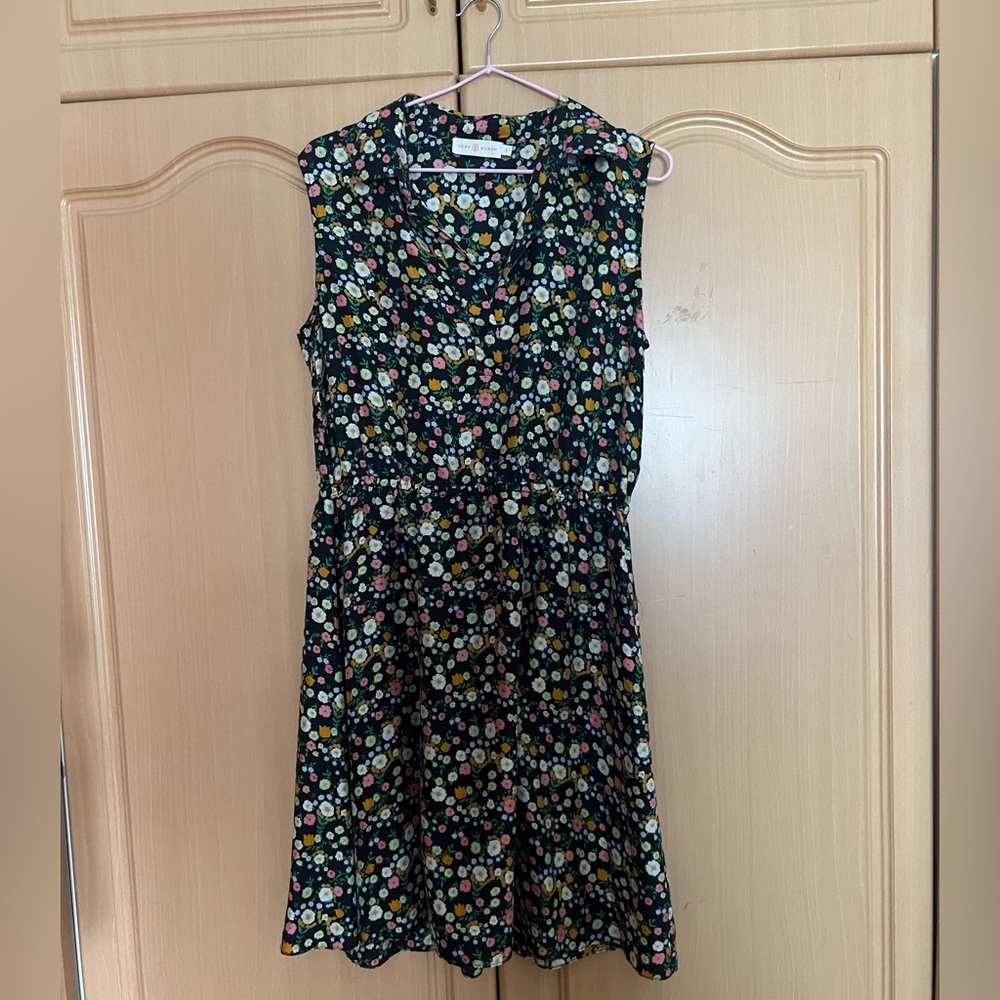 Tori Burch silk with elastic waist
Floral Sleeveless Dress